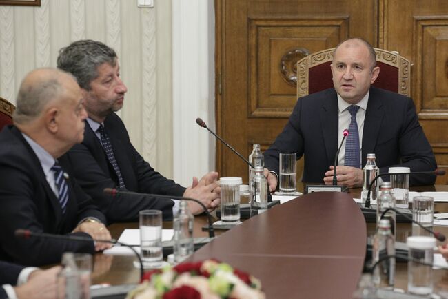 Military Aid to Ukraine, Modernization of Bulgarian Army Lead to Dispute Between President Radev, Democratic Bulgaria