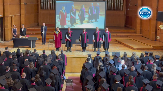 Правото произтича от човека и никога не позволявайте то да се отдалечи от него, призова абсолвентите от Юридическия факултет ректорът на СУ проф. Георги Вълчев