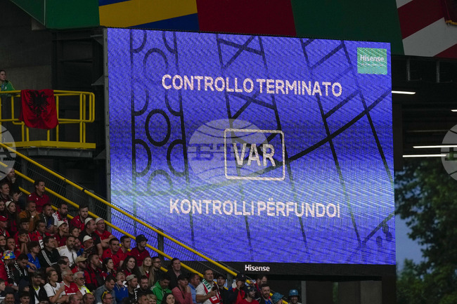 Италия ще последва Англия и Германия, като изпробва съобщения на стадиона за ВАР отсъждания