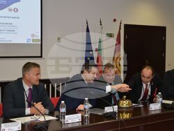 Снимка: Министерство на икономиката и индустрията - Министър Никола Стоянов откри научен форум в УНСС