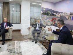 Снимка: офис на Илхан Кючюк  - Илхан Кючюк побратими общините Белица и Чаир