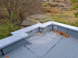 Снимка: Община Благоевград - Община Благоевград ремонтира покрива на съблекалните при спортната сграда на стадиона в с. Логодаж