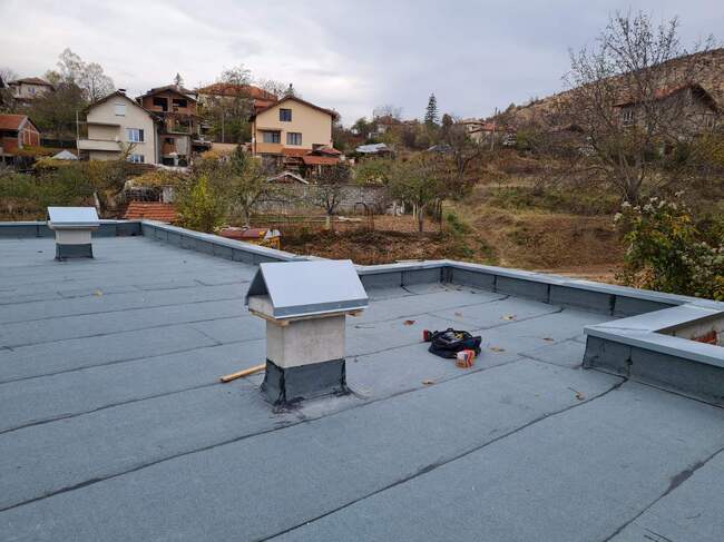 Община Благоевград ремонтира покрива на съблекалните при спортната сграда на стадиона в с. Логодаж