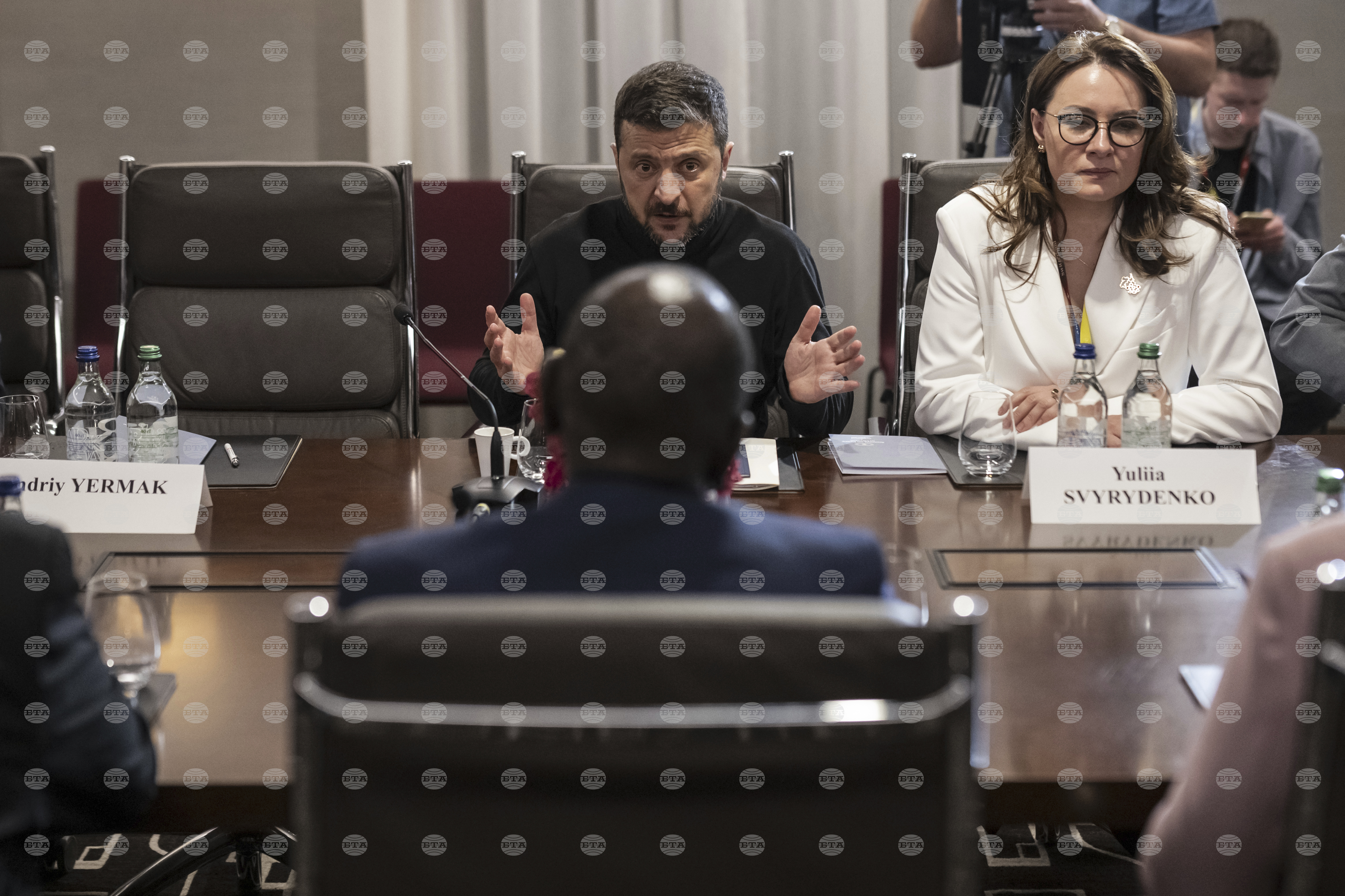 Зеленски каза, че Русия е атакувала украинския енергиен сектор с 450 дрона и 45 ракети; с щети са обекти в 3 области, обяви Свириденко