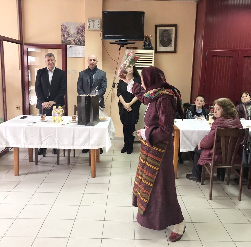 Пенсионери и младежи от социалните институции в банско празнуваха заедно Деня на християнското семейство