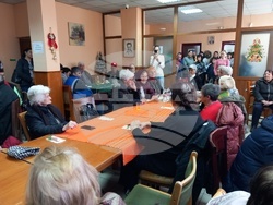 Пенсионери и младежи от социалните институции в банско празнуваха заедно Деня на християнското семейство