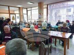 Пенсионери и младежи от социалните институции в банско празнуваха заедно Деня на християнското семейство