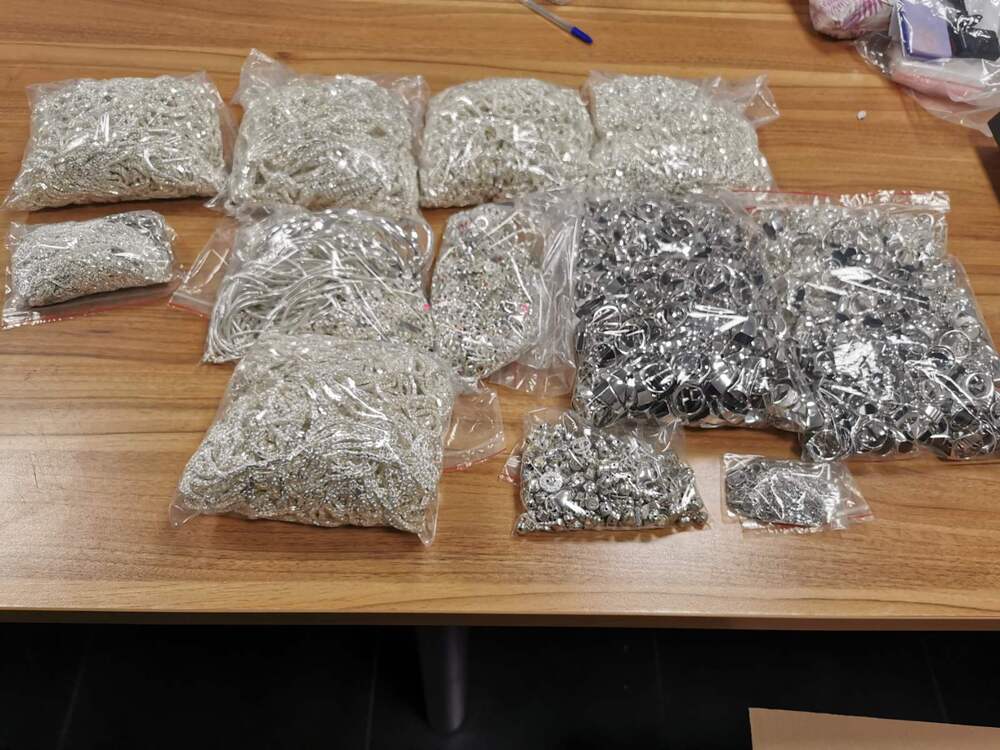 Близо 30 кг контрабандни сребърни изделия в тайници на автобус откриха митническите служители на МП Капитан Андреево