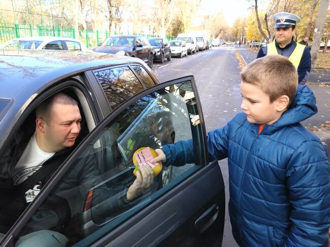 Шофьори в Шумен получиха послания от деца с апел за повече внимание на пътя