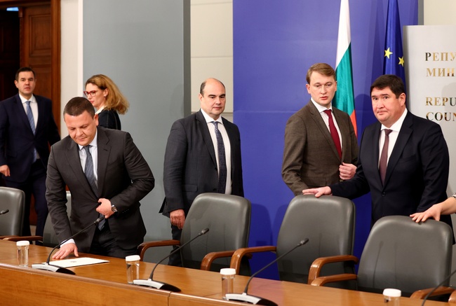 От 1 януари догодина "Лукойл Нефтохим Бургас" и "Лукойл България" прехвърлят икономическата си дейност у нас