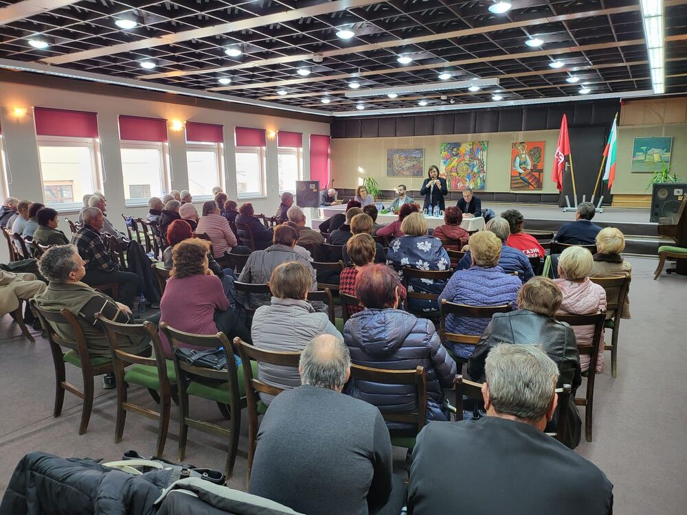 Жители на Тополовград към Нинова: искаме право на избор дали с хартия или с машина да гласуваме