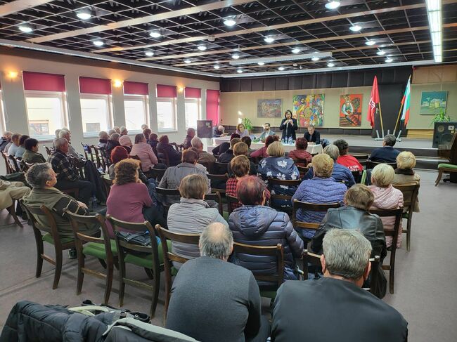 Жители на Тополовград към Нинова: искаме право на избор дали с хартия или с машина да гласуваме