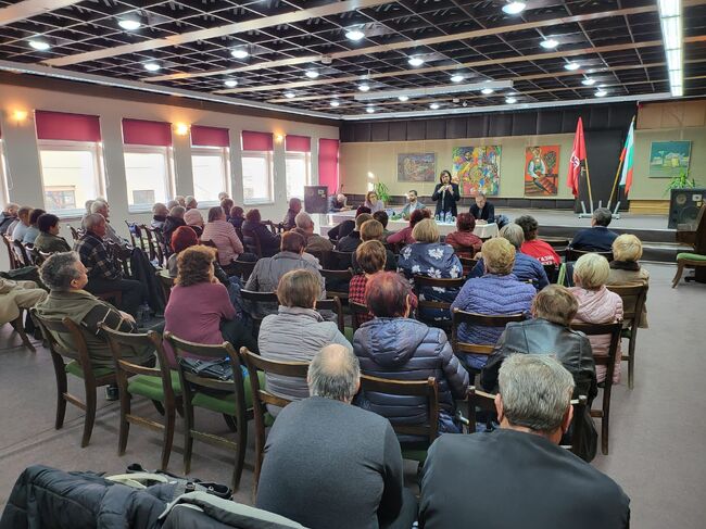 Жители на Тополовград към Нинова: искаме право на избор дали с хартия или с машина да гласуваме