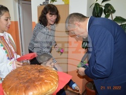 Кметът Илко Стоянов сподели празника с деца от ЦНСТ, заедно дадоха име на социалната услуга – „Св. Богородица“