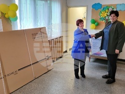 Снимка: Община Благоевград - Две детски градини и две училища получиха преносими компютри, мултифункционални устройства и интерактивни дъски по проект, спечелен от Община Благоевград