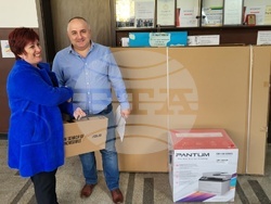 Снимка: Община Благоевград - Две детски градини и две училища получиха преносими компютри, мултифункционални устройства и интерактивни дъски по проект, спечелен от Община Благоевград