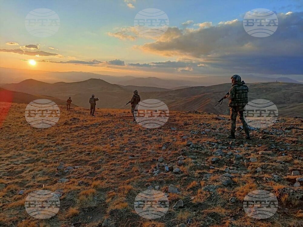 Турските граничари са заловили 13 души, сред които шестима предполагаеми терористи, при опит да преминат нелегално през турски граници