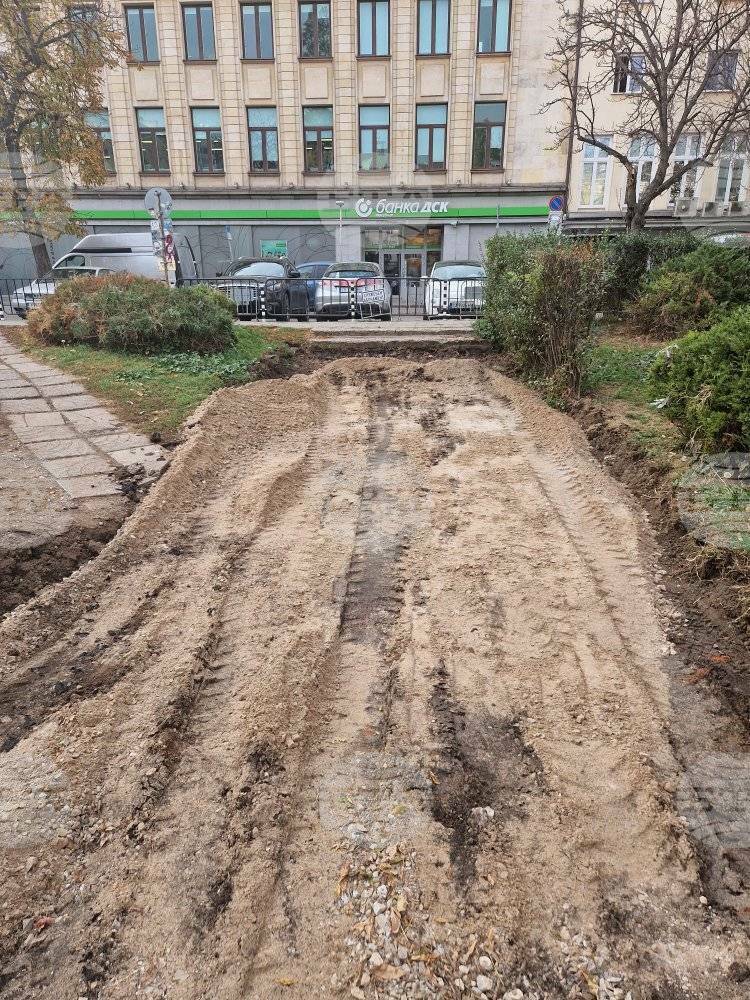 Започна ремонт на градинката пред хотел "Рила" в столицата