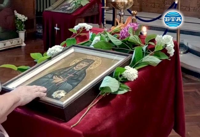 След няколко чудодейни изцеления на вярващи Велико Търново посрещна тържествено чудотворните мощи на свети Никифор Прокажения