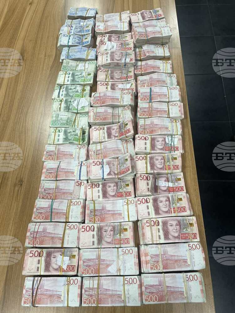 Недекларирани над 3.5 млн. шведски крони в тайници на лек автомобил откриха митническите служители на МП Капитан Андреево