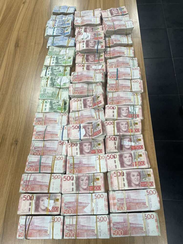 Недекларирани над 3.5 млн. шведски крони в тайници на лек автомобил откриха митническите служители на МП Капитан Андреево