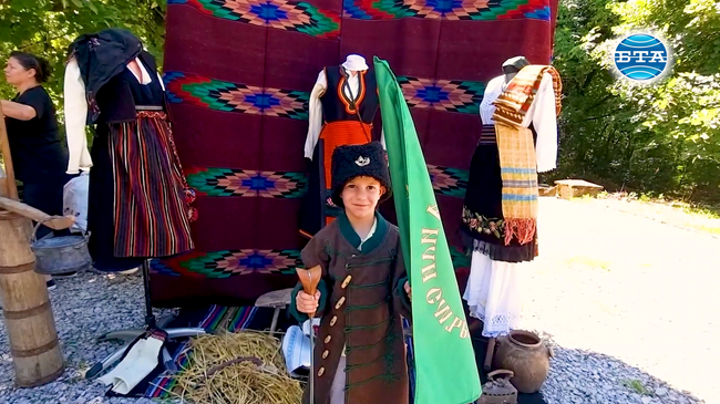 Образователни и спортни средновековни игри, стрелби с лък и въздушна пушка, демонстрации на занаяти привлякоха в Ловеч деца и родители