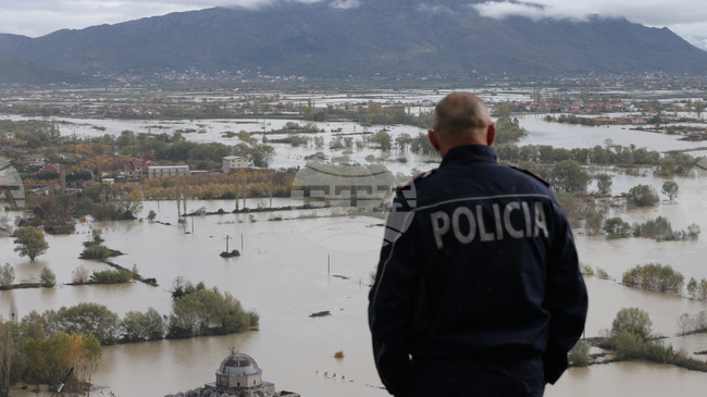 Десетки семейства в Албания са евакуирани заради наводненията; властите откриха тяло на мъж, предполагаемо отнесен от придошли води