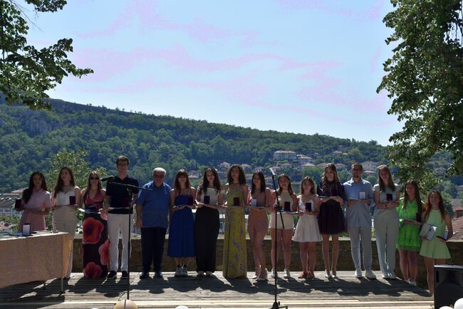 Община Ловеч: Eзиковата изпрати випуск 2024, 20 отличниците