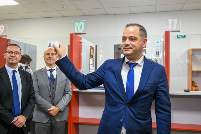 МВР: Министър Стоянов получи първата си лична карта от ново поколение