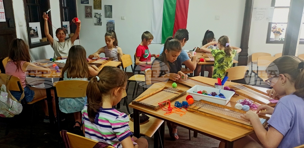 В света на занаятите се потапят деца от Търговище, чрез участие във ваканционна инициатива на Регионалния исторически музей