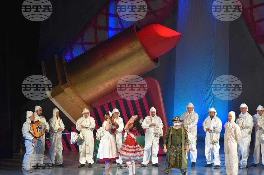 Андрей Юрковски играе Фигаро в стила на Елвис Пресли в "Севилският бръснар" на бургаската опера