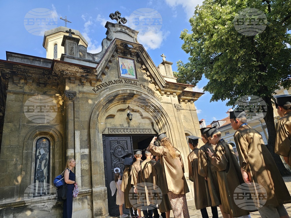 Четвъртокласници получиха удостоверения за завършено начално образование в катедралния храм "Света Троица" в Русе