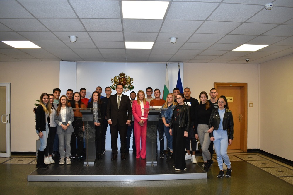 Министерство на икономиката и индустрията отвори вратите си за дванадесетокласници от 107 СУ „Васил Левски“