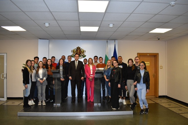 Министерство на икономиката и индустрията отвори вратите си за дванадесетокласници от 107 СУ „Васил Левски“
