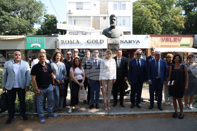 Румъния - БТА - Деветнадесета Световна среща на българските медии - бюст-паметник на Христо Ботев