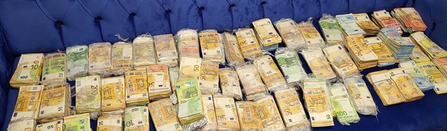 Недекларирана валута на обща стойност близо 254 000 лв. откриха митнически служители на Дунав мост 2 при три проверки