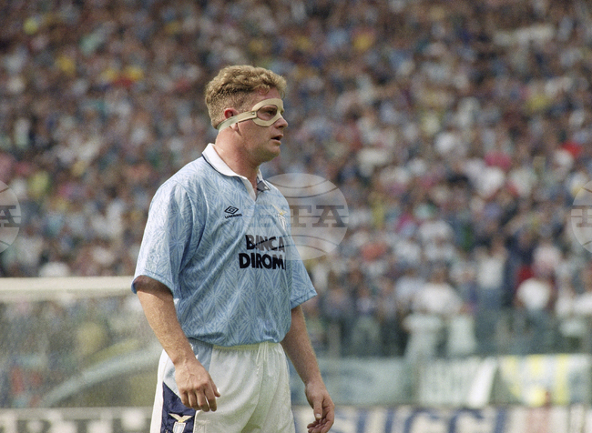 Бившият английски национал Пол Гаскойн е хоспитализиран, след като е намерен в безсъзнание у дома