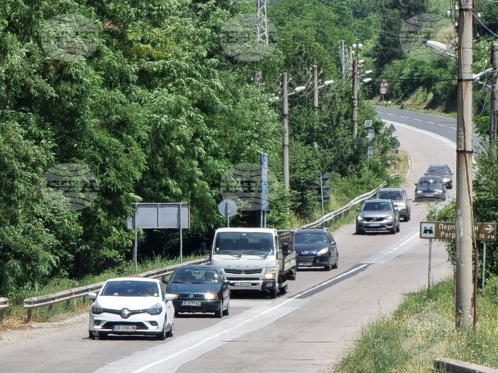 От днес е в сила ограничение на движението по път I-5 Кърджали – Маказа в село Черноочене заради изграждане на пешеходна пасарелка