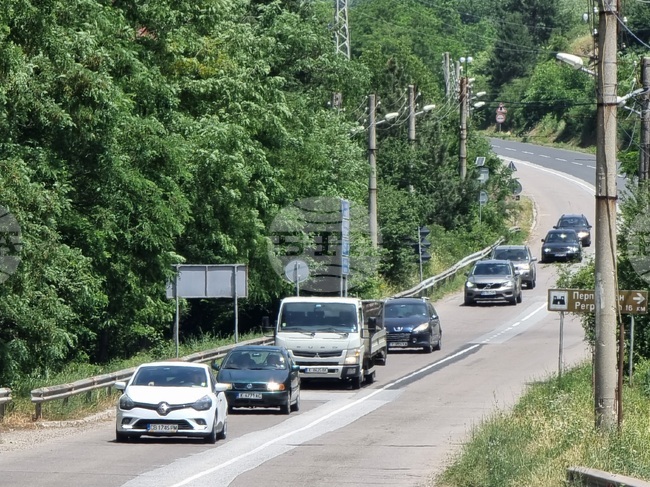 От днес е в сила ограничение на движението по път I-5 Кърджали – Маказа в село Черноочене заради изграждане на пешеходна пасарелка