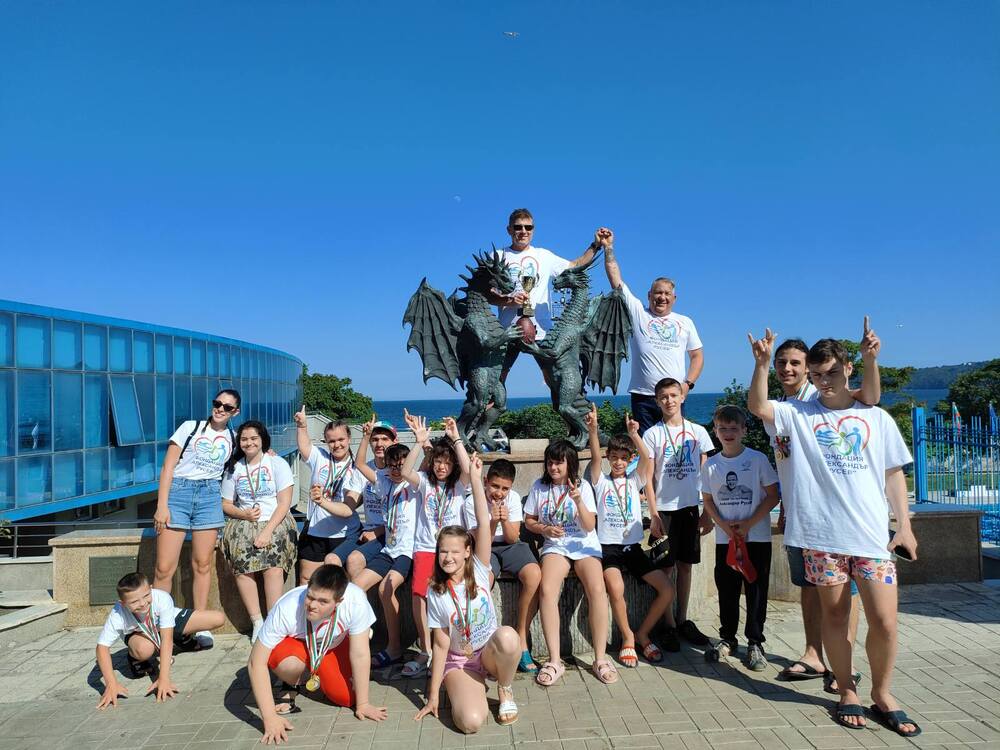 Златните рибки на Фондация „Александър Русев“ с 33 медала и златна купа от състезание по плуване във Варна