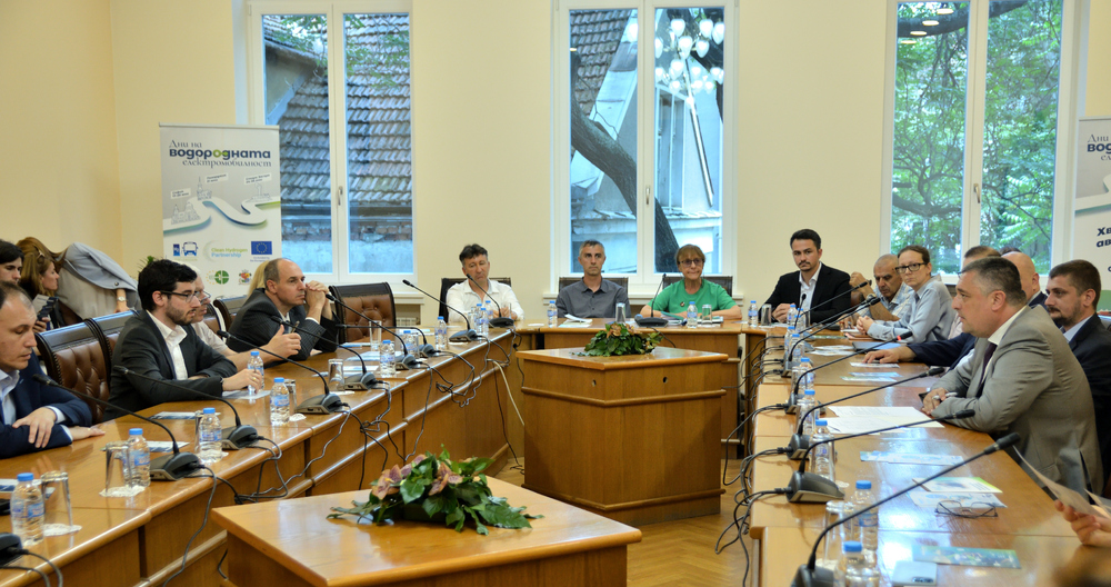 Министерството на транспорта и съобщенията бе домакин на кръгла маса за водородната електромобилност