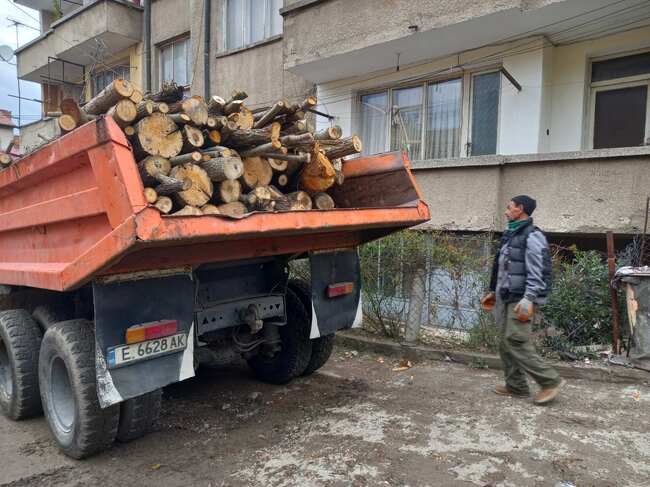 По разпореждане на кмета Илко Стоянов! Община Благоевград дарява дървесина, придобита от почистването на коритото на р. Благоевградска Бистрица, на социално слаби жители