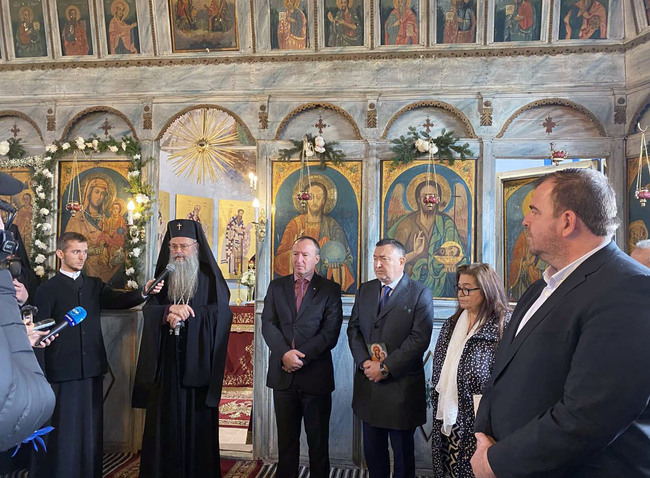 Пловдивската митрополия и държавата даряват 1200 кубика дърва на 300 семейства от карловски села, пострадали при наводнението