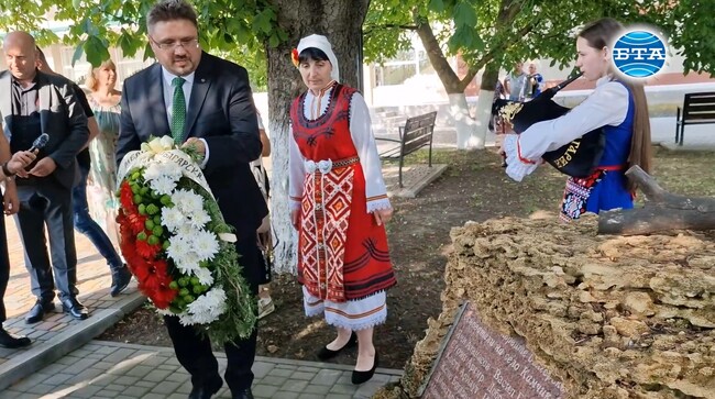 Под воя на сирени за тревога делегацията от 19-ата Световна среща на българските медии поднесе венец на паметника на първите преселници в Заря, Украйна