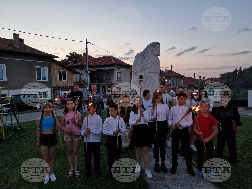 С факелно шествие в самоковско село бе почетена паметта на Паисий Хилендарски