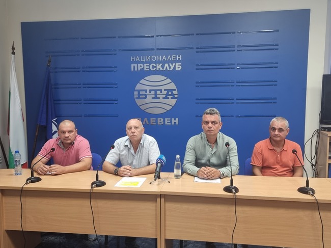 Пресконференция на родители на четирима от младежите, возили се в автомобила, по който стреля полицай в Плевен