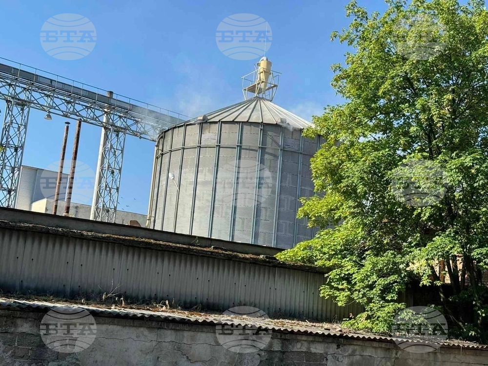 От Община Костинброд съобщиха, че се е запалило кюспе в предприятие за преработка на слънчогледово семе, има остра миризма