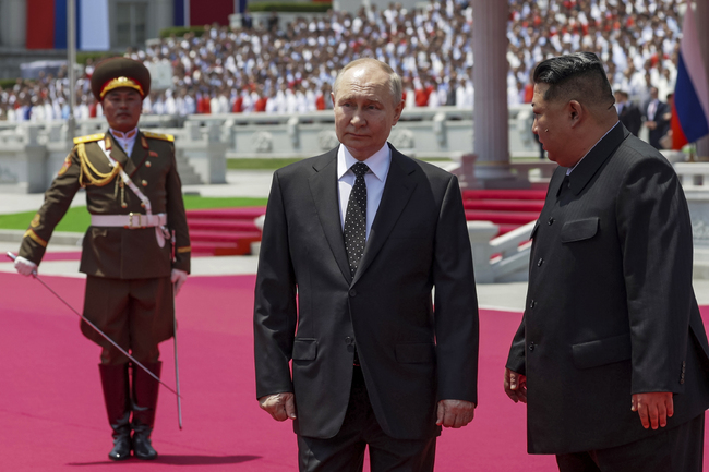 Владимир Путин беше посрещнат с помпозна церемония и обещания за подкрепа в Северна Корея