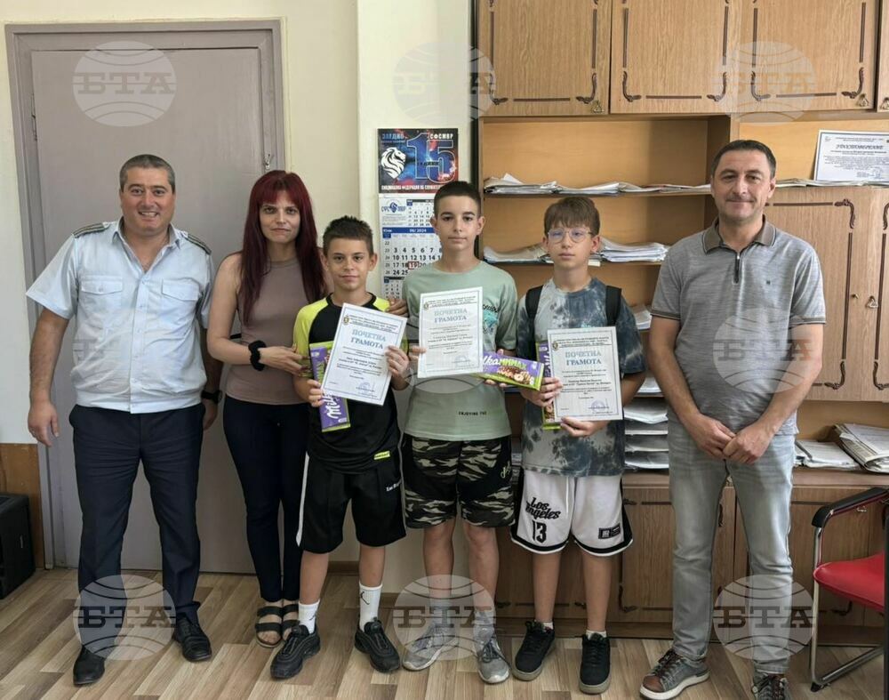 Наградиха с почетни грамоти три малолетни момчета от Исперих, намерили и върнали портмоне с пари и документи