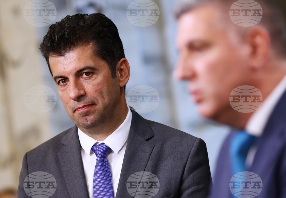 Веднага ще извикаме в парламента Калин Стоянов да го питаме защо неговите полицаи пак бият хората, и то с жилетки на "Делта гард", написа Кирил Петков
